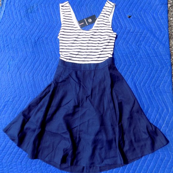 Omeya Wanshida Dresses & Skirts - Omeya Wanshida Sleeveless Skater Dress - Size 8